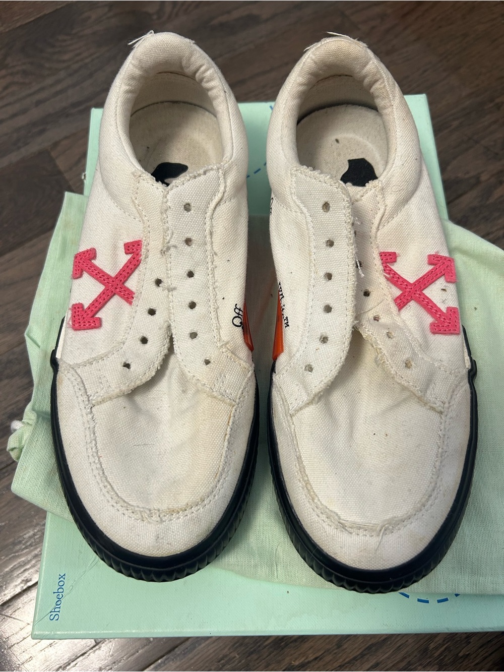 OFF WHITE Neiman Marcus Cream Canvas women’s Sneakers with Pink Arrow Detail
